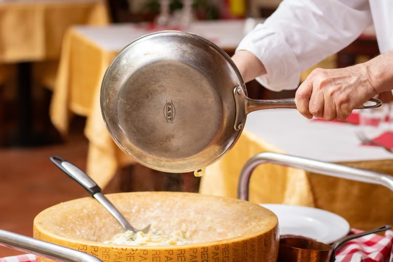 Cuisine italienne faite maison – le chef en action au restaurant Luna Rossa