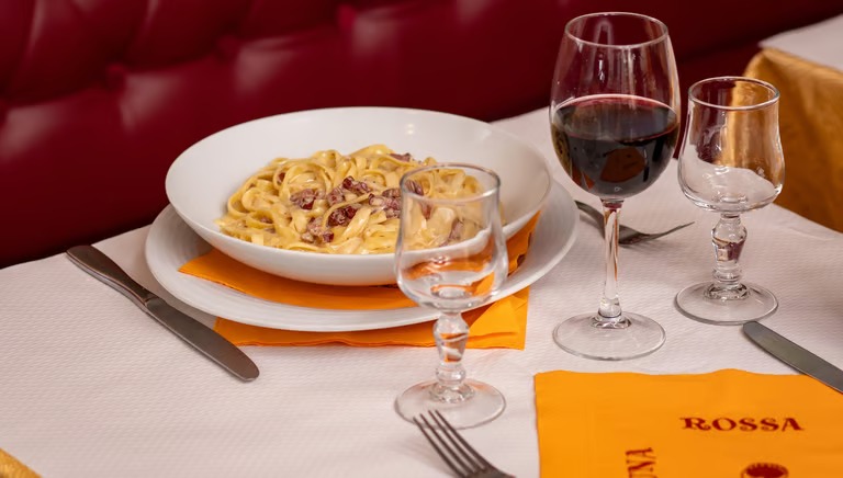 Pizza artisanale cuite au feu de bois au restaurant Luna Rossa Romainville